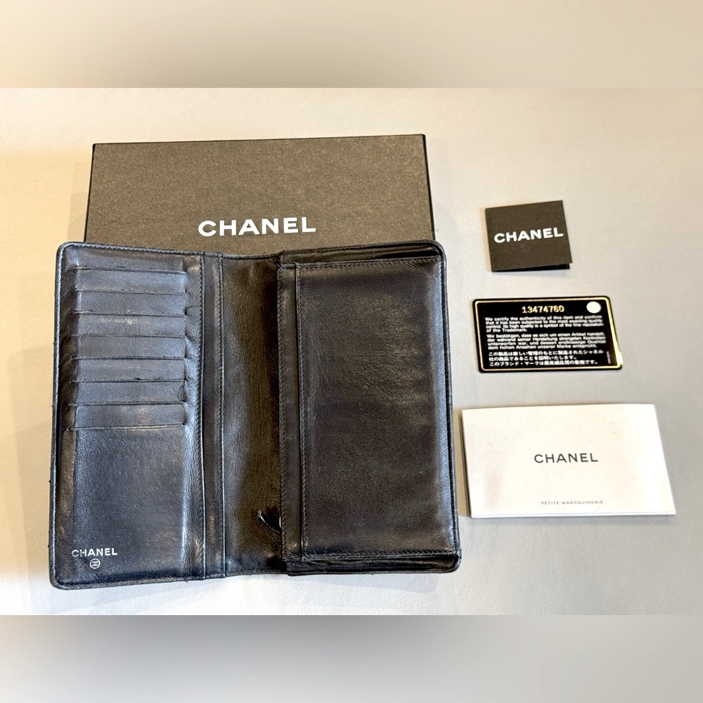 CHANEL Patent Quilted Brilliant Yen Wallet w. Box - Picture 6 of 8